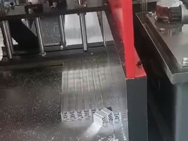 全自动铝材切割机
